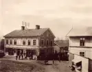 Norberg Telefonstn. År 1896. Urmakare Jakobssons hus med lokaler för den första telefonstationen.Med telefongalge.