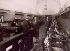 Norrköping Telefonstn. Telefonsal. Gruppbild. Tk A.H. Olin, tf vf Hilda Håkansson, tf vf Alice Pettersson, eltf Agda Johanson, lft Iris Jonsson, ltf Margith Tunér, ltf Astrid Pettersson och ltf Eva Löfgren.