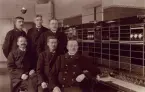 Sala Telefonstn. År 1918. Telefonsal. Gruppfoto. Reparatörer?