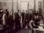 Skövde Telefonstation år 1928. Gruppfoto. Ltf M. Svensson, ltf B. Pettersson f Johansson, tk S. Tigerström, rtf E. Ahlson, rtf S. Jonell, vf O. Larsson, rtf H. Ljungkvist, rtf G. Ekberg, rtf I. Olsson, ltf G. Olson, lntf S. Ekelöw, ltf A. Johansson.