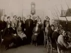 Tranås Telefonstation omkr år 1930. Gruppfoto. Rpr W. Malmsten, Eltf Berta Unér, ltf Ann-Mari Stenberg-Hagström, eltf Inga Holm, ltf Aina Lindeborg, tk R. Sidenmark, ltf Ingeborg Svensson, ltf Dorotea Holm, rtf Margareta Fundin, rtf Gerda Eriksson, lntf Eva Antonsson. Sittande: tgmbud Maj Hågner, tgmbud margit Björk, tfnelev Majken Malmström, rft Alma Nilsson, rtf Tulli Jönsson, ltf Rut Levahn, ltf Märta Johansson, eltf Margit Sandborg.