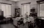 Trollhättan Telefonstation 6/7 1946 sista dagen före automatiseringen. Tk tjänsterum. Interiör.