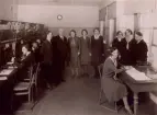 Trollhättan Telefonstation år 1930. Gruppfoto. Lntf T. Israelsson, rtf H. Carlsson, ltf G. johansson, ertf S. Lindstedt, tk J. Björkroth, ltf I. Håkansson, ltf E. Israelsson, eltf A. Johansson, rtf W. Johansson, lntf A. Abrahamsson, rtf E. Ahlm, lntf I. Rolander.