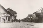 Vara Motiv från Vara omkr. år 1900. Huset med Hotell-skylten inrymde Vara första telefonstation, privat 1894-1895. Från och med 1:a november 1895 öppnas i Vara en rikstelefonstation tillgänlig jemväl för befordning af in och utländska telegram samt med samma tjänstgöringstid som för 2:dra klassens telegrafstationer bestämda. Telegram adresserade till Vara betraktas därefter icke såsom järnvägstelegram, utan sänds till Värnersborg för att därifrån telefonbefordras till Vara. Tfnstn. flyttades senare till hörnet Torggatan-Jernvägsgatan år 1899.