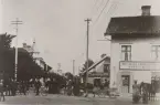 Vara Motiv från Vara omkr. år 1910. På den trädbevuxna tomten t.v. är nuvarande stn inrymd i en fastighet uppförd år 1916 och tillbyggd för telefonstation år 1928-1929.