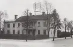 Vara Centraltgf-stn omkr. 1920, sedd mot järnvägsstationen. Exteriör.