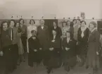 Växjö Gruppfoto. Telefonister m. tk S. Mandahl. År 1930. Ertf Elisabeth, klb Gerda Björkegren, ertf Gudiva Johnsson, ka Clara Andersson, sb Gunnar Johnsson, tk S. Mandahl, ertf Margit Gustafsson. Ltf Margit Johannesson, ltf Kerstin Johnsson, ltf Margit Edström, eltf Ingrid Petersson, Anne-Sofie Carlsson, Vf Eva Peterson, tk S. mandahl, eltf Vendla Andersson, rtf Lilly Heine, ftf Astrid Gummesson, vf Ada Holmkvist, ertf Herta Ulling, rtf Tyra Arnesson, lntf Margareta Holmqvist, rtf Elin Appelqvist, ertf Elsa Strömbäck.