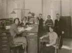 Ystad Gruppfoto Telefonister m. tk K.F. Johnsson År 1930. Rtf E. Hansson, ks A. Bökvall, ab N.H. Persson, lntf L.G.K. Brodin, itf S. Bökvall, ltf A.E. Hellqvist, tk K.F. Johnsson.