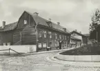 Örebro år 1856. Kyrkogatan mot norr från Nikolaigatan. I en flygel in på gården låg den första tgfstn i Örebro 1854 - 1856.