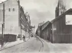 Örebro år 1900. Vasagatan österut. Till höger platsen för nuvarande Telehus.