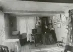 Rävåla (Ludvika) Senare Saxdalen, telefonstation år 1907. Damen torde vara fru Kristina Sander. Kortet är en kontaktkopia av en gammal glasplåt.