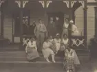Mora tgf- och tfn.stn år 1920-21. Tk C.Vejde, telegrafister, telefonister, telearbetare. Mannen i mitten är tk Charles Veide. Övre våningen var tk:s bostad.