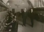Uppsala Telefonstation år 1928. Interiör med tk Ivar Granström och kr Karl Wilhelm Hansen.