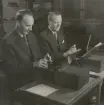Stockholm Tgf-station År 1954. Kontrollörerna S.R. Bergman och J.Hansson sysselsat ta med punsning av Wh-remsor.