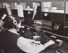 Stockholms riksstation den 26 april 1957. Köborden , länga 1 , pl 7 och 8 i telefonvaktssalen. Köborden användes till 1962 för telefonkön, som flyttades till R 16-17 på riksstn. (och omfattar nu 40 exp.pl.). Kö-längan finns kvar än ( juni 1974) och används bl.a. för SOS-centralen.