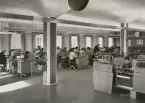 Stockholms riksstation 1950-talet, R 12-13 U49 nyss tagen i bruk. Salen numera nummerbyrå.