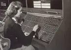 Stockholms riksstation 1950-talet, Namnanropet. Telefonisten expedierar i Knappfältet. Varje knapp hade sign. med namnet på firman (abonnenten). Obs! 