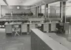 Stockholms riksstation år 1949. Första samtalet från riksstationen expedierar. De tre herrarna är drifting. Brejding Tms, Ad Linde, Dpt och Dri Numelin Tdt (då hos LME).