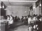 Landsrummet på AB Stockholmstelefons Norrstation år 1908. Växelbord för 6 expeditionsplatser, 3 på vardera sidan och med mellanliggande horisontellt kopplingsfält för landsledningar. Använt på AB Stockholmstelefons landsstation, Norra Smedjegatan 27 till år 1923. Det liggande kopplingsfältet gav större översikt men blev aldrig populärt. Klockorna på bordet mäter samtalstiderna (periodmätare, telur).