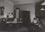 Kalmar Telegrafstation år 1914. Interiör. Fr.v. S. Erkeberg, E. Björkman, tk S.A. Larsson. Vid apparatbordet: Naima Jansson, Gertrud Mörk.