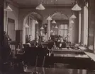 Stockholm Telegrafstation år 1895. Skeppsbron. Interiör. Ass Lindhe och Jarl i förgrunden, Fahlman och Middendorff längre bort.