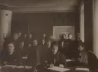 Stockholm Telegrafstation år 1895. Skeppsbron. Interiör. Första Sounderkursen. Kurslokalen på Skeppsbron med Ua:s föreståndare N.L.H. Johansson sittande vid bordet.