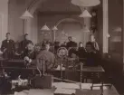 Stockholm Telegrafstation år 1895. Skeppsbron. Interiör. Telegrafist Anna Landin vid andra bordet t.h. Ass Herman Borgström vid bord 1.