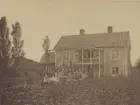 Trosa Telegrafstation år 1878. Exteriör. Stationen låg en trappa upp.
