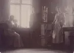 Varekil Telegrafstation år 1903. Interiör. M. Andersson, O. Eklund och Hagström.