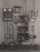 Fartygsradio år 1920. Från den tiden gniststationer användes. Enligt internationella bestämmelser äro sedan 1940 gniststationer ej tillåtna annat än som nödsändare med begränsad effekt.