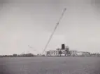 Hörby Radio Den 130 m. höga masten reses med hjälp av 50 m. hög hjälpmast. Är 1937.