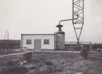 Hörby Radio H Antennhuset. Energiledn. från sändaren, inhägnat mastfundament. År 1937.