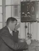 Ing. Einar Malmgren som hallåman vid de första svenska rundradioförsöken sommaren 1922 med Undervisningsanstaltens rörsändare av Svenska Radiobolagets konstruktion.