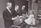 Från lottdragningen av den miljonte TV-licensen den 21.12. 1960. Gd Sterky, not. publicus Steuch och radiochef Rydbeck.