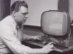 TV-mottagare 1955. Hembyggd, sammansatt av i radiohandeln inköpta delar. Hans Gordenberg i arbete.
