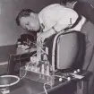 TV-mottagare 1955. Hembyggd, sammansatt av i radiohandeln inköpta delar. Hans Gordenberg i arbete.