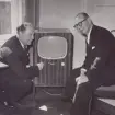 Övering. Erik Esping och Ernst Magnusson framför en tidig TV-apparat av Radiobolagets tillverkning. (1948).