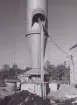 Nacka. Arbete med antennmasten, en cylinder med diameter 1,7 m. 1955. (Invigning 1956) Antennanläggningen består av två master ca 200 m höga. Masterna är försedda med antenner för television och FM-rundradio. Tas i bruk årsskifter 55/56 och ersätter stationen i Spånga.

Mer information i Verket o Vi 1955 nr 2 sid 3.
