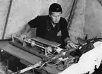 Sverige-Storbritannien-kabeln. Är 1960. Skarvning av kabeln. Gjut- ning av plastmassa kring kabeln..Telearbetare Andersson.