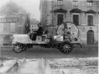 Transportbil för telefonkabelrullar vid Skeppsbron år 1908. Bilen är tillverkad vid Söderbloms Gjuteri i Eskilstuna 1907 och inköpt till Telegrafverket samma år.