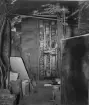 Mindre välordnat koppl.skåp i Stockholm på 1950-talet.