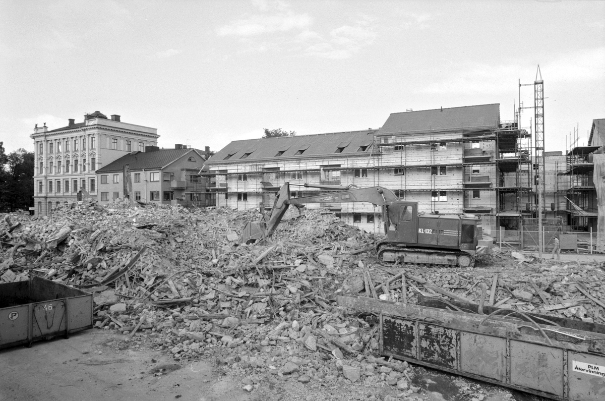 Sommaren 1978 i Linköping och i kvarteret Blandaren hade grävmaskinerna malt ner Arlas gamla anläggning. I bakgrunden norra delen av Repslagaregatan.