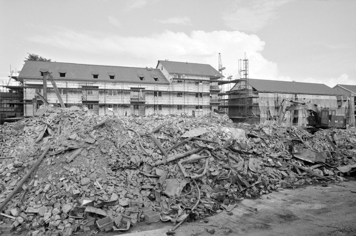 Nyproduktion utmed Repslagaregatan i Linköping. Rivningsmassorna i bildens förgrund hade tills nyligen utgjort Arlas anläggning i kvarteret Blandaren. Sommaren 1978.