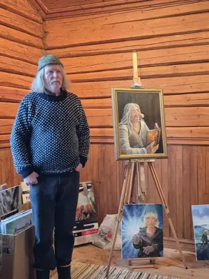 Tor Einar Evju i atelieret på Lauvlia med malerier