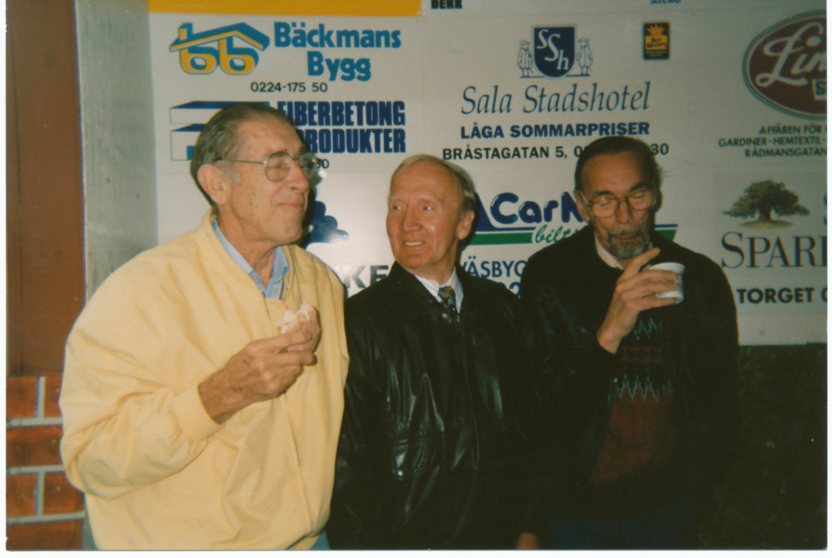 
Einar Kvist. Spelman från Sundvik. Spelade enradigt dragspel och skriv visor.
Har låtar i tradtion efter sin far. Brodern Tore Kvist spelade under 1930 - 40-talet 
trummor i Nykvarnsdansbandet Vikingarna. Började med fiol i 50-årsåldern

Yngve Andersson. Spelman från Södertälje med rötter i Trosa Västerljung trakten.
Traditionsbäraren för Lästringe Låtar

Torsten Åhbeck Spelman född och uppvuxen i Mariefred. Torpet Marieberg
Firade 2012 30-års jubileum med Totte Hultmans Kvartett. Övriga medverkande
Stig Norrman och Totte Hultmans. Har i sin ungdom spelat med Taxingespel-
Mannen Wickman.   

I  mitten Yngve Andersson
Yngve var storspelman och traditionsbärare av låtar från sina släktingar i 
Trosa/Västerljung. Yngve blev därför det naturliga navet i Södertäljes folklmunsikgrupp Lästringe låtar som 
fortfarande spelar Yngves och andra spelmäns låtrar från Sörmland  


th Torsten Åhbeck
f 26 juni 1924 i Mariefred, d 4 juli 2016 Södertälje

Jag gjorde nin första fiol av pärlspont och spelade med en brödkniv

Då bodde vi vid Marieberg. När jag var 11 år spelade jag Gläns över sjö och strand i skolan på en fiol som jag fått av far.



1936 kom en kompis till min far på besök. Han hade bott granne men flyttat till Södertälje, Nils Wickman.(66 år) ”Har du fiol pojke!, Spela du så sekunderar jag” sa han

Året efter kom han tillbaks men då hade fiolen gått sönder och jag hade lagat den själv.

Ta fram fiolen pojk och sen sa han  "Den är död pojk"

När jag var 15 år fick jag jobb vid Hedlanda station, en fabrik som tillverkade Nyttovaror i nysilver. Sen kom kriget 1939 då började man tillverka symboler od. Här träffade jag en soldat, Per Frisk, som tillverkade fioler så jag köpte jag en fiol av honom som senare stals på torpet 1974.  

Lärde känna Kvistarna genom grabbarna i Vikingarna, Tore, Valter Sköller och de andra. Valter jobbade också på fabriken i Hedlandet, i skift. Han var snabb att hitta på texter, t ex till en presentation av bandet. Den riktiga bekantskapen kom med Berguvarna, framförallt med Einar.

Tore Kvist kom till Lästringe låtar 1996-97 ca. jag var hemma hos honom på Nysättravägen. Tore berättade att Vikingarna var väldigt skötsamma och disciplinerade. Tore hade en tenorbanjo

Båda var konstnärliga. Tore målade, var tapetserare, Einar var keramiker

Låten Konjaken, sägs det att Einar har gjort. Fast jag vet inte, texten kan han ha gjort men kanske inte melodin. Den finns på fler håll

1987 började jag spela med Stig Norrman på Svensk Estniska föreningen, låtar från Gammalesvenskby i Ukraina

1991 bildade vi Totte Hultmans, Anita Hultqvist, Stig Norrman och jag
