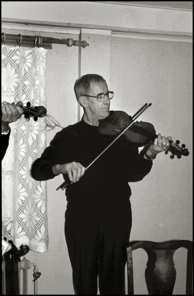 

TORE KVIST
1913 – (2006) Född i Sundsvik

Vid Sundsvik fanns inte bara tegelbruk (f ö ett av de äldsta i landet och leverantör vid bl a bygget av Gripsholms slott) – dit hörde också omfattande skogshantering, jordbruk och boskap men också såg och kvarn. Detta innebar en levande bygd med goda möjligheter till sysselsättning för det växande släktet. Då Knuts äldsta söner Tore och Einar tog steget ut i världen medförde de inte bara nyttig erfarenhet av arbete med jord och skog utan också ett musikaliskt arv, visor, marscher, låtar och dängor som följt dem sen barnsben. 

I pojkarnas arv ingick förutom repertoaren – och naturligtvis namnet – med tiden också instrumenten – som de småningom började spela på! Men då hade de – var och en på sitt håll – tagit ganska god tid på sig: Einar som skrivit och med bravur framfört sina tidstypiska texter till några av melodierna började inte kompa sig själv på fars enradiga drag-spel förrän några år efter de 60 och innan Tore gav sig på fiolen var han en bit över 65. Han hade då å andra sidan varit musikaliskt aktiv som batterist i den mycket populära dansorkestern Vikingarna från Nykvarn (1936–1945). Einar och Tore är båda omtyckta konstnärer inom keramik och bildkonst – men se det är en helt annan historia!


Källa: ”De yngre Kvistpojkarna. Låtar efter de äldre Kvistpojkarna
upptecknade efter bröderna Einar (enradigt durspel) och Tore (fiol)” 
Torsten Åhbeck. Rönninge, juni 1997     

Bild se_ab_tthf_4508 _2  visar invigningen av nya bostadshuset vid Rimsjöborg
Bild se_ab_tthf_4508_3 visar festlokalen  Turinge Bygdegård             
