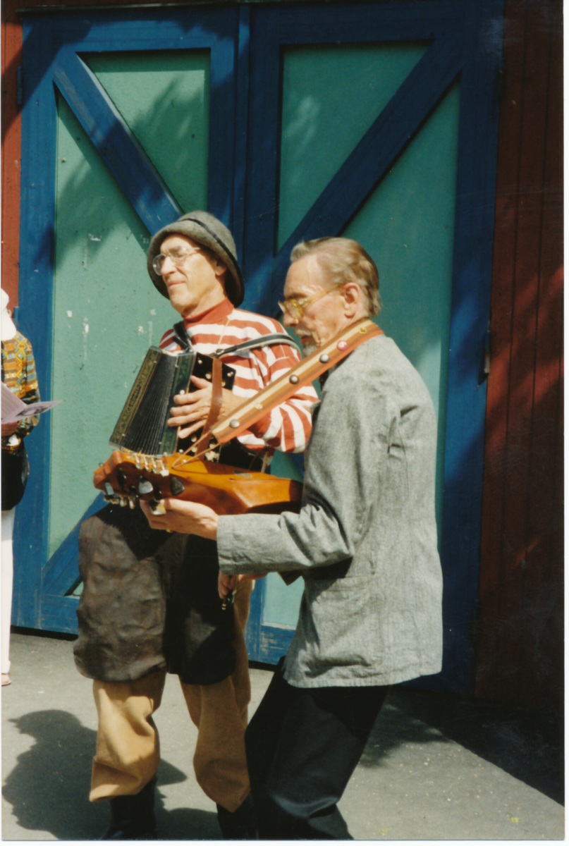
Einar Kvist. Spelman från Sundvik. Spelade enradigt dragspel och skriv visor.
Har låtar i tradtion efter sin far. Brodern Tore Kvist spelade under 1930 - 40-talet 
trummor i Nykvarnsdansbandet Vikingarna. Började med fiol i 50-årsåldern

Yngve Andersson. Spelman från Södertälje med rötter i Trosa Västerljung trakten.
Traditionsbäraren för Lästringe Låtar

Torsten Åhbeck Spelman född och uppvuxen i Mariefred. Torpet Marieberg
Firade 2012 30-års jubileum med Totte Hultmans Kvartett. Övriga medverkande
Stig Norrman och Totte Hultmans. Har i sin ungdom spelat med Taxingespel-
Mannen Wickman.   

I  mitten Yngve Andersson
Yngve var storspelman och traditionsbärare av låtar från sina släktingar i 
Trosa/Västerljung. Yngve blev därför det naturliga navet i Södertäljes folklmunsikgrupp Lästringe låtar som 
fortfarande spelar Yngves och andra spelmäns låtrar från Sörmland  


th Torsten Åhbeck
f 26 juni 1924 i Mariefred, d 4 juli 2016 Södertälje

Jag gjorde nin första fiol av pärlspont och spelade med en brödkniv

Då bodde vi vid Marieberg. När jag var 11 år spelade jag Gläns över sjö och strand i skolan på en fiol som jag fått av far.



1936 kom en kompis till min far på besök. Han hade bott granne men flyttat till Södertälje, Nils Wickman.(66 år) ”Har du fiol pojke!, Spela du så sekunderar jag” sa han

Året efter kom han tillbaks men då hade fiolen gått sönder och jag hade lagat den själv.

Ta fram fiolen pojk och sen sa han  "Den är död pojk"

När jag var 15 år fick jag jobb vid Hedlanda station, en fabrik som tillverkade Nyttovaror i nysilver. Sen kom kriget 1939 då började man tillverka symboler od. Här träffade jag en soldat, Per Frisk, som tillverkade fioler så jag köpte jag en fiol av honom som senare stals på torpet 1974.  

Lärde känna Kvistarna genom grabbarna i Vikingarna, Tore, Valter Sköller och de andra. Valter jobbade också på fabriken i Hedlandet, i skift. Han var snabb att hitta på texter, t ex till en presentation av bandet. Den riktiga bekantskapen kom med Berguvarna, framförallt med Einar.

Tore Kvist kom till Lästringe låtar 1996-97 ca. jag var hemma hos honom på Nysättravägen. Tore berättade att Vikingarna var väldigt skötsamma och disciplinerade. Tore hade en tenorbanjo

Båda var konstnärliga. Tore målade, var tapetserare, Einar var keramiker

Låten Konjaken, sägs det att Einar har gjort. Fast jag vet inte, texten kan han ha gjort men kanske inte melodin. Den finns på fler håll

1987 började jag spela med Stig Norrman på Svensk Estniska föreningen, låtar från Gammalesvenskby i Ukraina

1991 bildade vi Totte Hultmans, Anita Hultqvist, Stig Norrman och jag
