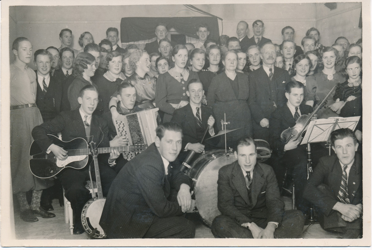 

TORE KVIST
1913 – (2006) Född i Sundsvik

Vid Sundsvik fanns inte bara tegelbruk (f ö ett av de äldsta i landet och leverantör vid bl a bygget av Gripsholms slott) – dit hörde också omfattande skogshantering, jordbruk och boskap men också såg och kvarn. Detta innebar en levande bygd med goda möjligheter till sysselsättning för det växande släktet. Då Knuts äldsta söner Tore och Einar tog steget ut i världen medförde de inte bara nyttig erfarenhet av arbete med jord och skog utan också ett musikaliskt arv, visor, marscher, låtar och dängor som följt dem sen barnsben. 

I pojkarnas arv ingick förutom repertoaren – och naturligtvis namnet – med tiden också instrumenten – som de småningom började spela på! Men då hade de – var och en på sitt håll – tagit ganska god tid på sig: Einar som skrivit och med bravur framfört sina tidstypiska texter till några av melodierna började inte kompa sig själv på fars enradiga drag-spel förrän några år efter de 60 och innan Tore gav sig på fiolen var han en bit över 65. Han hade då å andra sidan varit musikaliskt aktiv som batterist i den mycket populära dansorkestern Vikingarna från Nykvarn (1936–1945). Einar och Tore är båda omtyckta konstnärer inom keramik och bildkonst – men se det är en helt annan historia!


Källa: ”De yngre Kvistpojkarna. Låtar efter de äldre Kvistpojkarna
upptecknade efter bröderna Einar (enradigt durspel) och Tore (fiol)” 
Torsten Åhbeck. Rönninge, juni 1997     

Bild se_ab_tthf_4508 _2  visar invigningen av nya bostadshuset vid Rimsjöborg
Bild se_ab_tthf_4508_3 visar festlokalen  Turinge Bygdegård             
