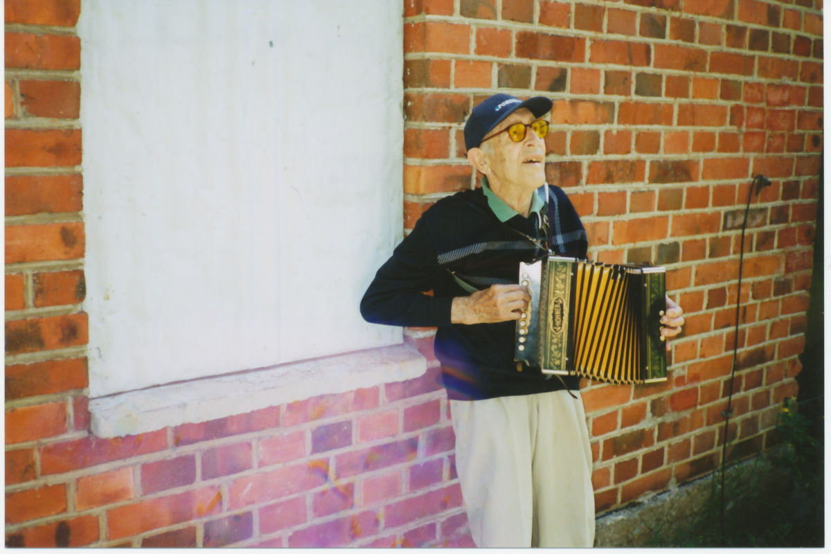
Einar Kvist. Spelman från Sundvik. Spelade enradigt dragspel och skriv visor.
Har låtar i tradtion efter sin far. Brodern Tore Kvist spelade under 1930 - 40-talet 
trummor i Nykvarnsdansbandet Vikingarna. Började med fiol i 50-årsåldern

Yngve Andersson. Spelman från Södertälje med rötter i Trosa Västerljung trakten.
Traditionsbäraren för Lästringe Låtar

Torsten Åhbeck Spelman född och uppvuxen i Mariefred. Torpet Marieberg
Firade 2012 30-års jubileum med Totte Hultmans Kvartett. Övriga medverkande
Stig Norrman och Totte Hultmans. Har i sin ungdom spelat med Taxingespel-
Mannen Wickman.   

I  mitten Yngve Andersson
Yngve var storspelman och traditionsbärare av låtar från sina släktingar i 
Trosa/Västerljung. Yngve blev därför det naturliga navet i Södertäljes folklmunsikgrupp Lästringe låtar som 
fortfarande spelar Yngves och andra spelmäns låtrar från Sörmland  


th Torsten Åhbeck
f 26 juni 1924 i Mariefred, d 4 juli 2016 Södertälje

Jag gjorde nin första fiol av pärlspont och spelade med en brödkniv

Då bodde vi vid Marieberg. När jag var 11 år spelade jag Gläns över sjö och strand i skolan på en fiol som jag fått av far.



1936 kom en kompis till min far på besök. Han hade bott granne men flyttat till Södertälje, Nils Wickman.(66 år) ”Har du fiol pojke!, Spela du så sekunderar jag” sa han

Året efter kom han tillbaks men då hade fiolen gått sönder och jag hade lagat den själv.

Ta fram fiolen pojk och sen sa han  "Den är död pojk"

När jag var 15 år fick jag jobb vid Hedlanda station, en fabrik som tillverkade Nyttovaror i nysilver. Sen kom kriget 1939 då började man tillverka symboler od. Här träffade jag en soldat, Per Frisk, som tillverkade fioler så jag köpte jag en fiol av honom som senare stals på torpet 1974.  

Lärde känna Kvistarna genom grabbarna i Vikingarna, Tore, Valter Sköller och de andra. Valter jobbade också på fabriken i Hedlandet, i skift. Han var snabb att hitta på texter, t ex till en presentation av bandet. Den riktiga bekantskapen kom med Berguvarna, framförallt med Einar.

Tore Kvist kom till Lästringe låtar 1996-97 ca. jag var hemma hos honom på Nysättravägen. Tore berättade att Vikingarna var väldigt skötsamma och disciplinerade. Tore hade en tenorbanjo

Båda var konstnärliga. Tore målade, var tapetserare, Einar var keramiker

Låten Konjaken, sägs det att Einar har gjort. Fast jag vet inte, texten kan han ha gjort men kanske inte melodin. Den finns på fler håll

1987 började jag spela med Stig Norrman på Svensk Estniska föreningen, låtar från Gammalesvenskby i Ukraina

1991 bildade vi Totte Hultmans, Anita Hultqvist, Stig Norrman och jag
