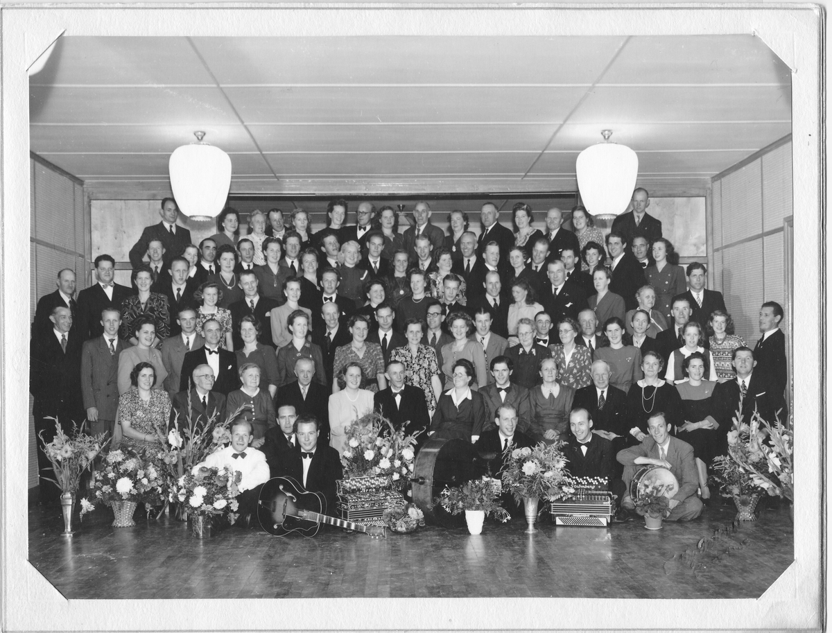 

TORE KVIST
1913 – (2006) Född i Sundsvik

Vid Sundsvik fanns inte bara tegelbruk (f ö ett av de äldsta i landet och leverantör vid bl a bygget av Gripsholms slott) – dit hörde också omfattande skogshantering, jordbruk och boskap men också såg och kvarn. Detta innebar en levande bygd med goda möjligheter till sysselsättning för det växande släktet. Då Knuts äldsta söner Tore och Einar tog steget ut i världen medförde de inte bara nyttig erfarenhet av arbete med jord och skog utan också ett musikaliskt arv, visor, marscher, låtar och dängor som följt dem sen barnsben. 

I pojkarnas arv ingick förutom repertoaren – och naturligtvis namnet – med tiden också instrumenten – som de småningom började spela på! Men då hade de – var och en på sitt håll – tagit ganska god tid på sig: Einar som skrivit och med bravur framfört sina tidstypiska texter till några av melodierna började inte kompa sig själv på fars enradiga drag-spel förrän några år efter de 60 och innan Tore gav sig på fiolen var han en bit över 65. Han hade då å andra sidan varit musikaliskt aktiv som batterist i den mycket populära dansorkestern Vikingarna från Nykvarn (1936–1945). Einar och Tore är båda omtyckta konstnärer inom keramik och bildkonst – men se det är en helt annan historia!


Källa: ”De yngre Kvistpojkarna. Låtar efter de äldre Kvistpojkarna
upptecknade efter bröderna Einar (enradigt durspel) och Tore (fiol)” 
Torsten Åhbeck. Rönninge, juni 1997     

Bild se_ab_tthf_4508 _2  visar invigningen av nya bostadshuset vid Rimsjöborg
Bild se_ab_tthf_4508_3 visar festlokalen  Turinge Bygdegård             
